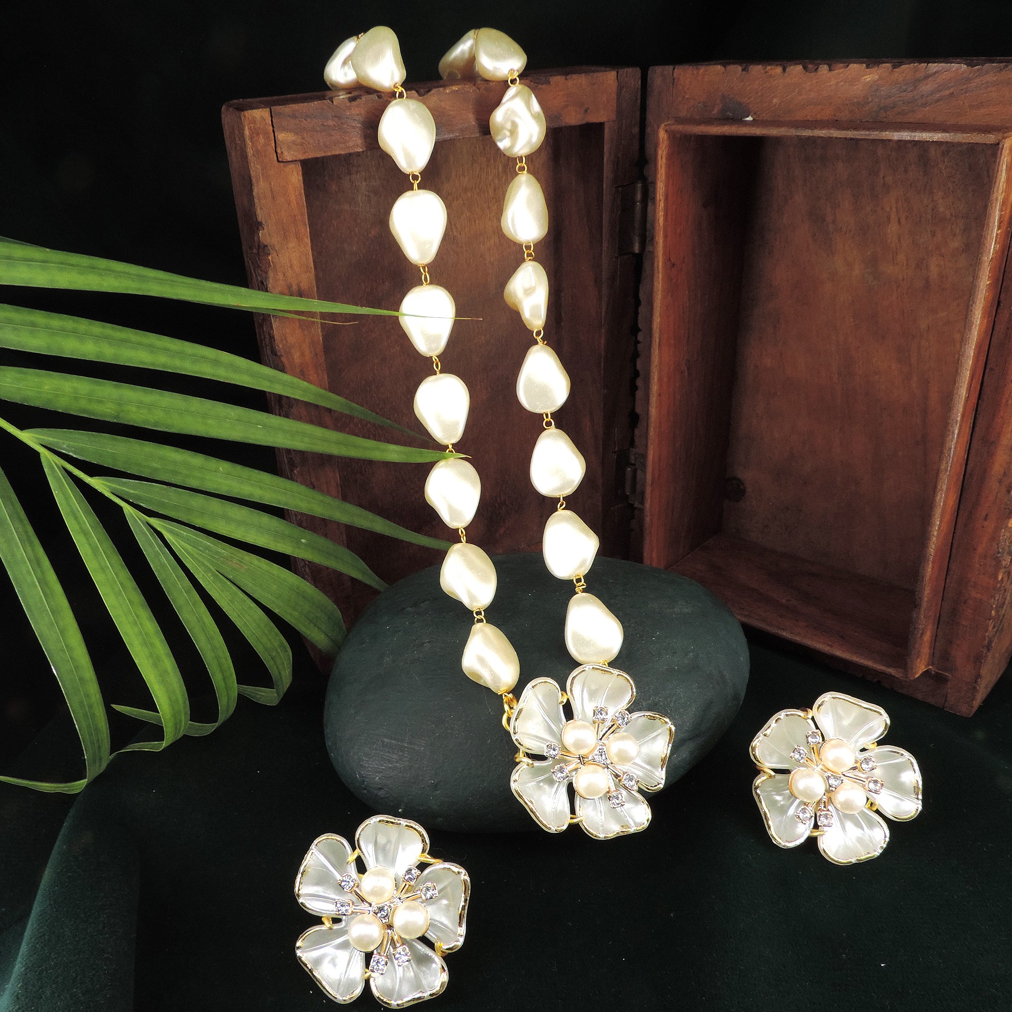 Nazaakat pendant with Tops