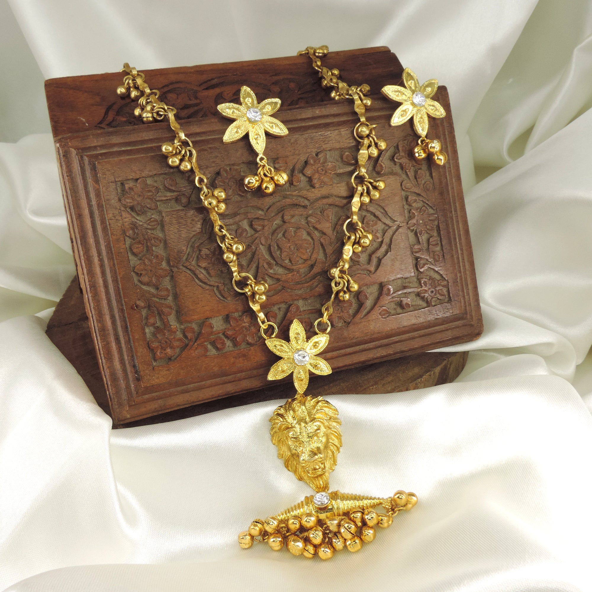 Raunaq pendant with tops