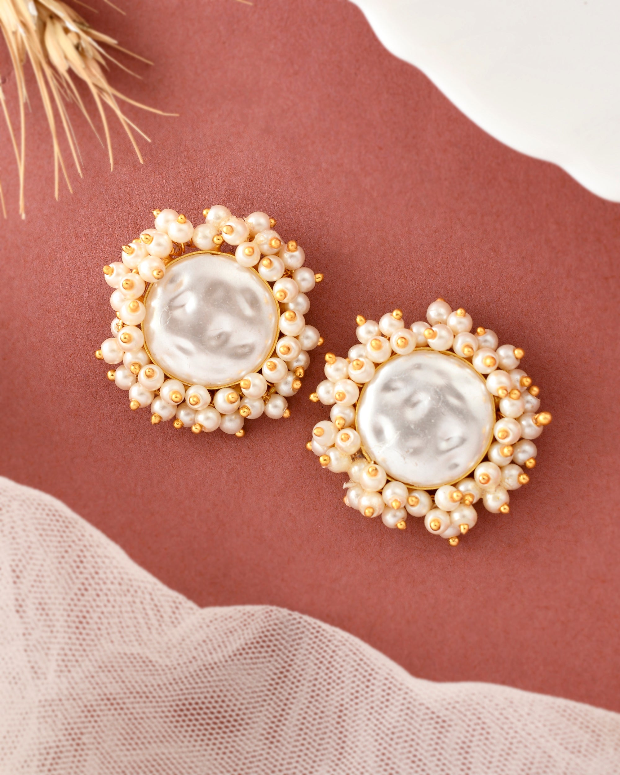 WHITE PEARL EARRING