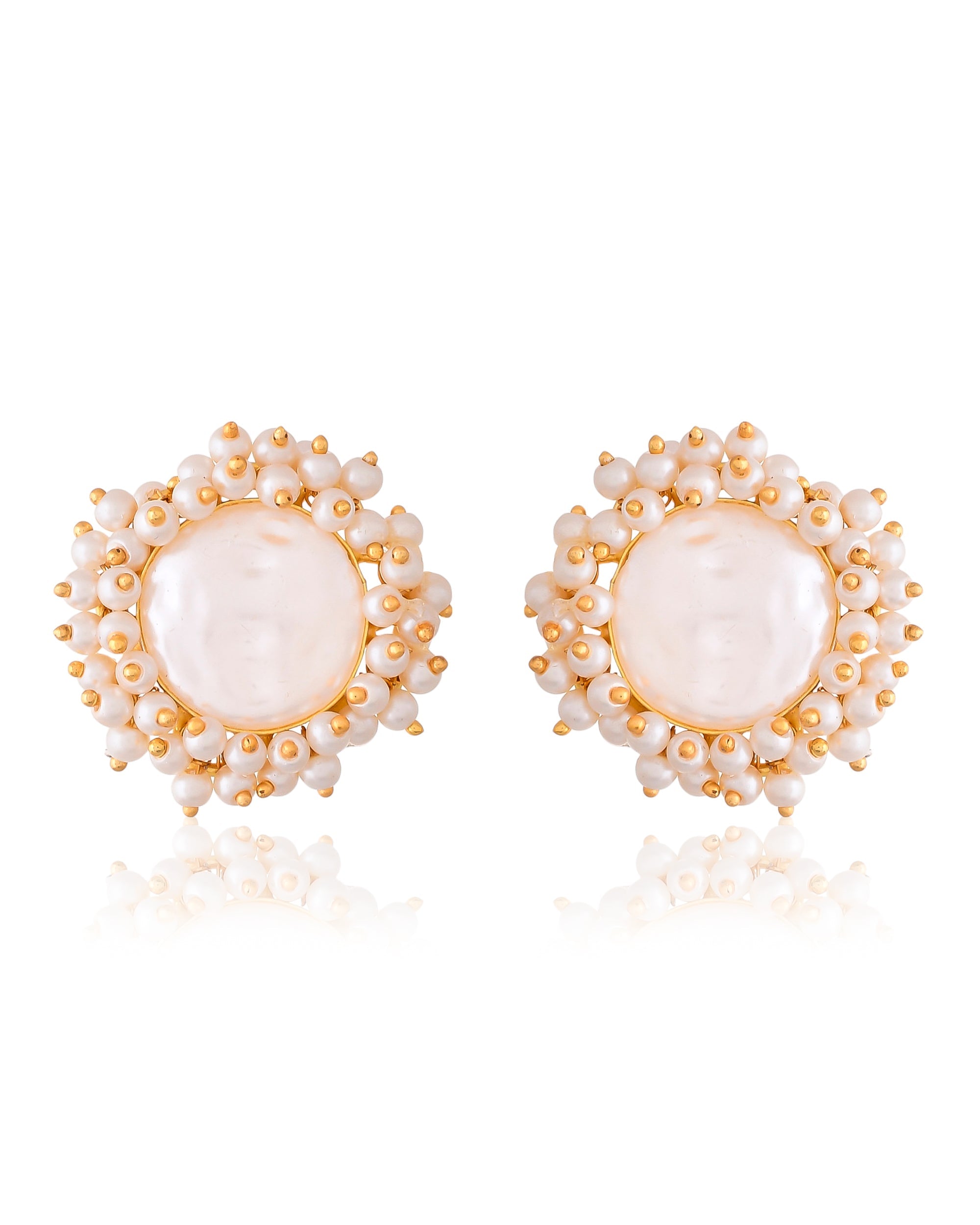WHITE PEARL EARRING