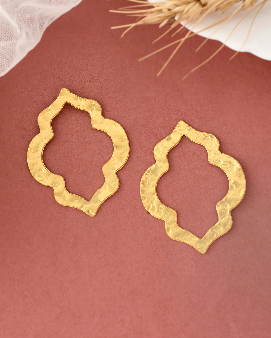 THE GOLDEN MUSE STUDS
