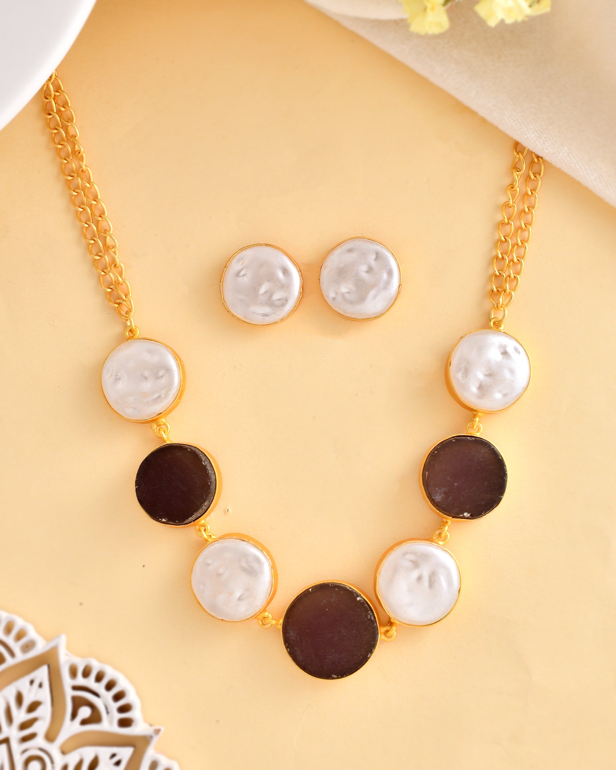 CHIC PEARL AND AMETHYST NECKLACE