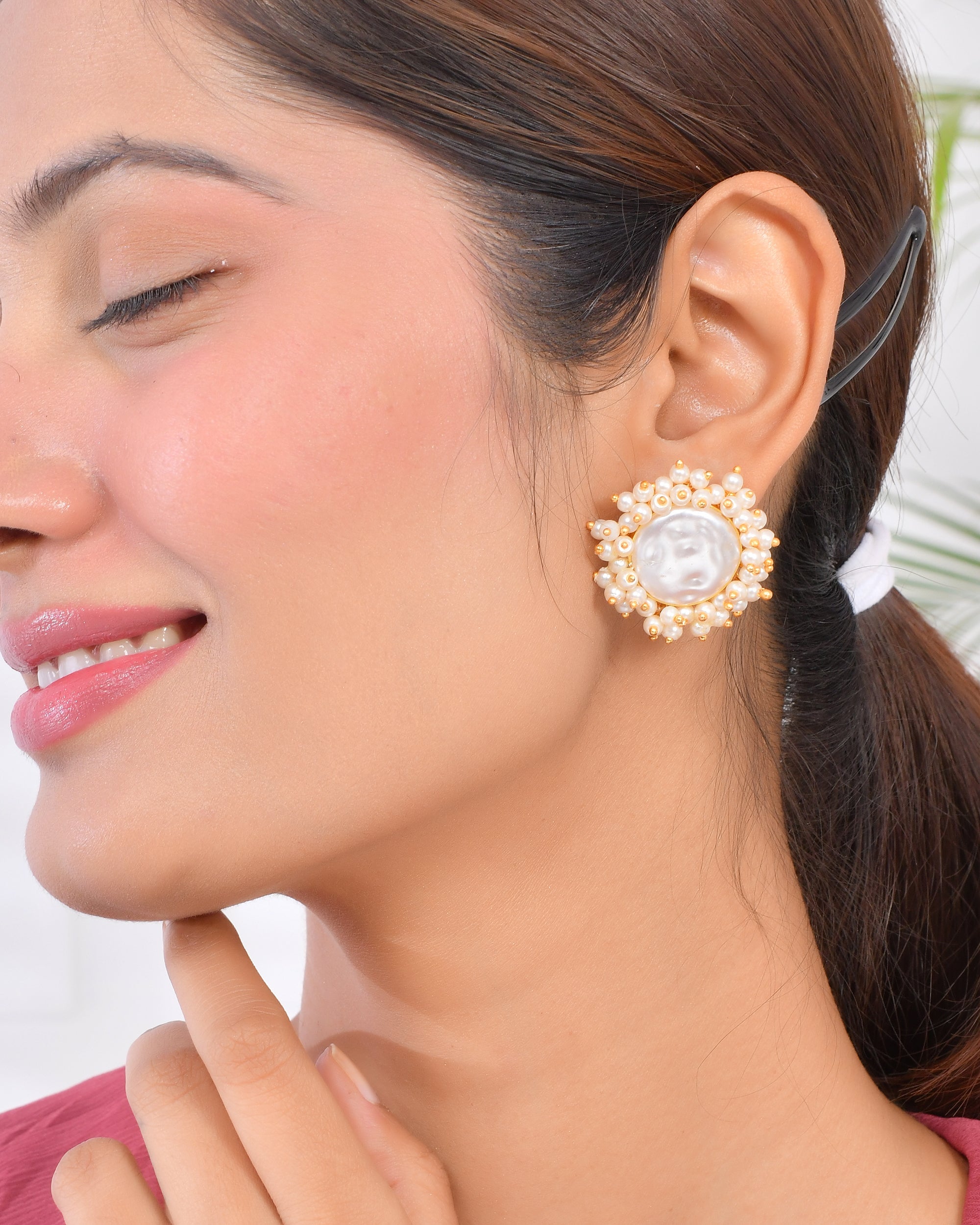 WHITE PEARL EARRING