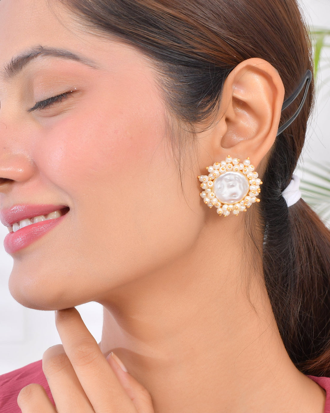 WHITE PEARL EARRING