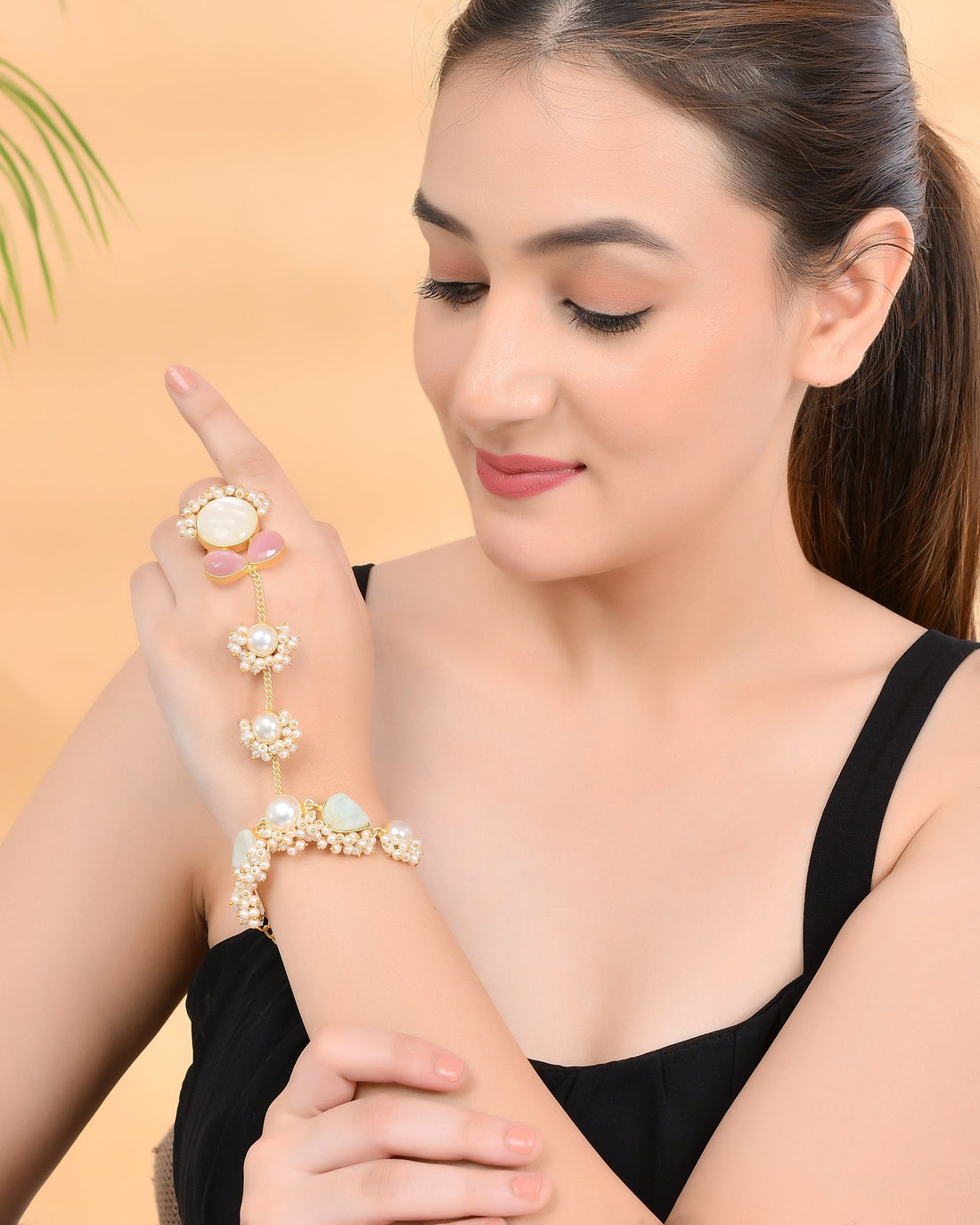 MEERA HANDHARNESS